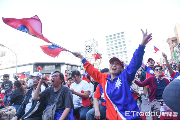 ▲韓國瑜高雄競選總部開票現場，韓粉熱情呼喊口號。（圖／記者林敬旻攝）