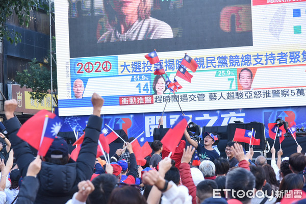 ▲韓國瑜高雄競選總部開票現場，韓粉熱情呼喊口號。（圖／記者林敬旻攝）