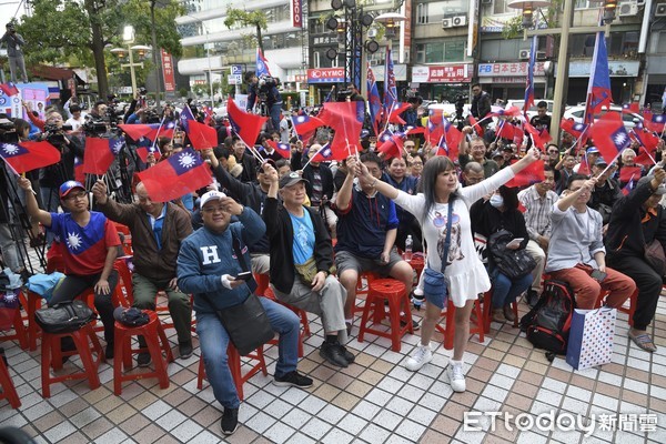 ▲▼韓國瑜支持者聚集在國民黨中央黨部外。（圖／記者湯興漢攝）