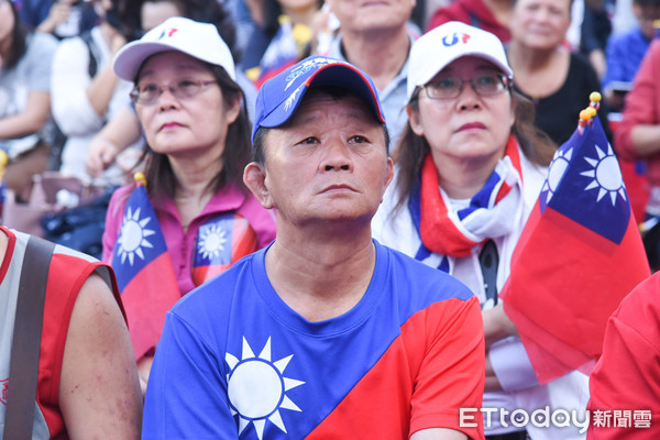 ▲韓國瑜高雄競選總部開票落後，韓粉憂心。（圖／記者林敬旻攝）