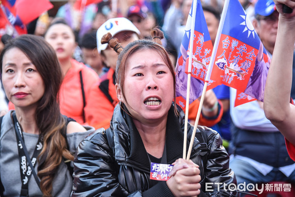 ▲韓國瑜高雄競選總部開票落後，韓粉憂心不已。（圖／記者林敬旻攝）