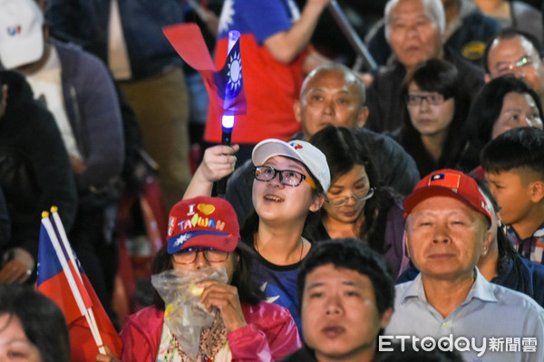 ▲韓國瑜高雄競選總部開票落後，現場炒熱氣氛。（圖／記者林敬旻攝）