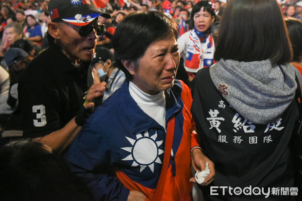 ▲韓國瑜高雄競選總部開票落後，韓粉激動落淚。（圖／記者林敬旻攝）