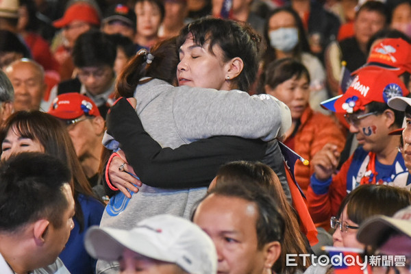 ▲韓國瑜高雄競選總部開票落後，韓粉落淚擁抱。（圖／記者林敬旻攝）