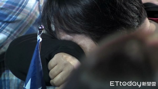 ▲▼韓國瑜高雄競選總部開票落後，韓粉落淚。（圖／ETtoday）