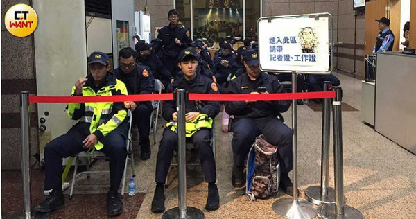 大批警力駐守國民黨部，以維持現場秩序。圖／陳柔瑜攝