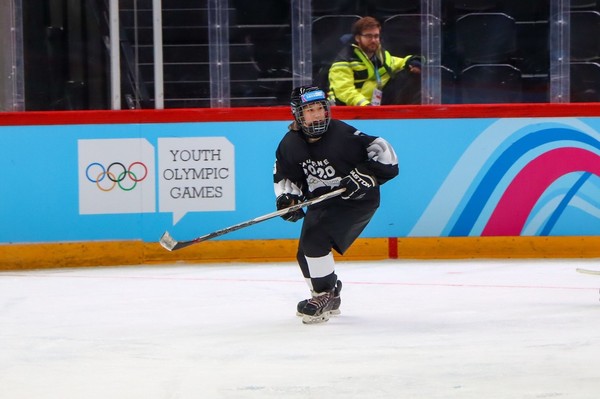 ▲2020年洛桑冬季青年奧運冰球3對3，台灣女將張恩婗所屬的黑隊贏球。（圖／中華冰球協會提供）