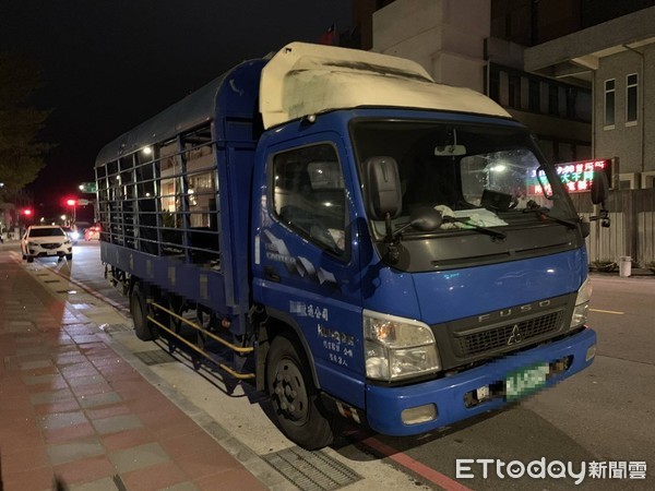 ▲▼肇事大貨車。（圖／記者陳雕文翻攝）