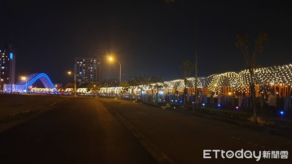 ▲▼市府在海天橋及旱溪沿岸打造絕美夢幻星空隧道。（圖／台中市政府提供）