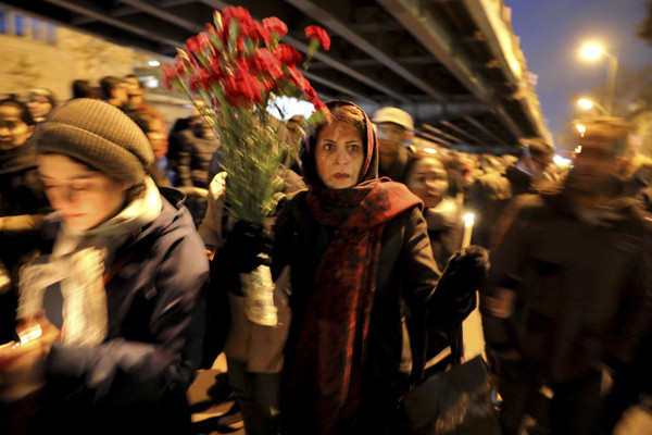 ▲▼烏克蘭國際航空（UIA）PS752客機墜毀，伊朗人民上街抗議政府並哀悼罹難者。（圖／達志影像／美聯社）