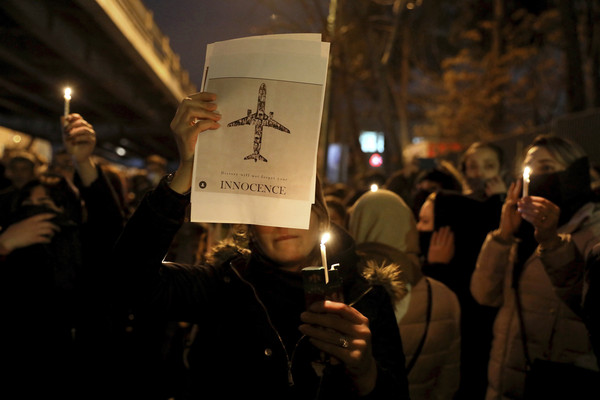 ▲▼烏克蘭國際航空（UIA）PS752客機墜毀，伊朗人民上街抗議政府並哀悼罹難者。（圖／達志影像／美聯社）