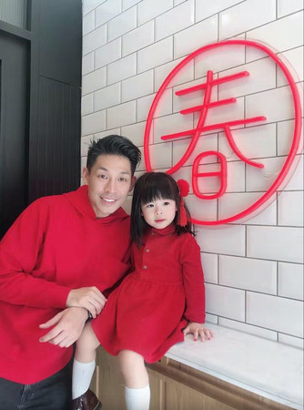 ▲▼  藍鈞天與女兒過年穿上紅色衣服添喜氣。           。（圖／故事工廠提供）
