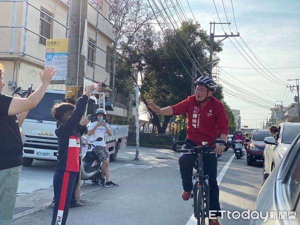 ▲台中市第二選區立委陳柏惟，12日下午1時許展開腳踏車謝票之旅。（圖／記者白珈陽翻攝）