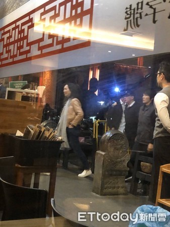 ▲▼韓冰被民眾拍下進入火鍋店的照片             。（圖／地方中心翻攝）