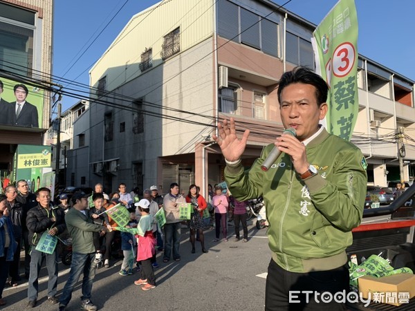 ▲高票勝選順利連任的立委林俊憲，展開車隊掃街謝票。（圖／記者林悅翻攝，下同）