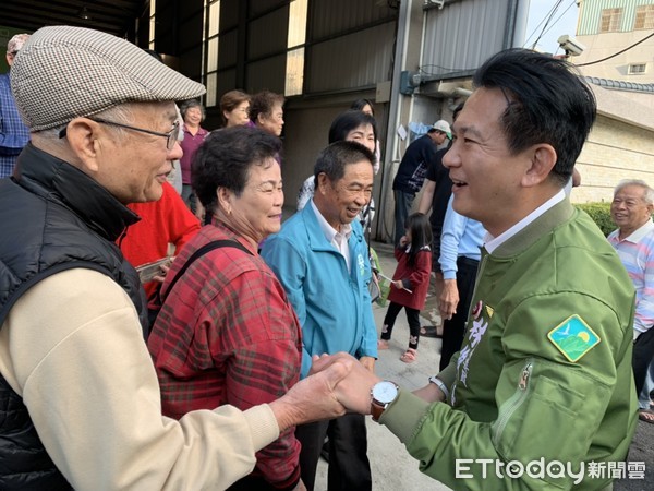 ▲高票勝選順利連任的立委林俊憲，展開車隊掃街謝票。（圖／記者林悅翻攝，下同）