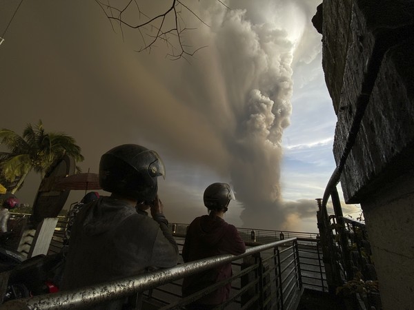 ▲▼菲律賓塔爾火山瀕臨爆發 馬尼拉機場暫停起降。（圖／達志影像／美聯社）