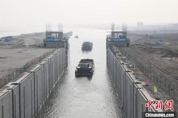 ▲兩艘貨船緩緩通過漢江雅口航運樞紐船閘。（圖／中新社）
