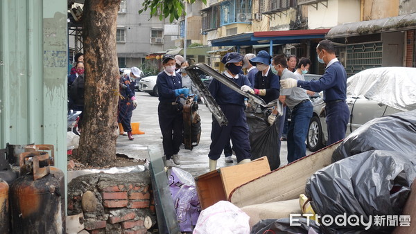 ▲▼高雄市前鎮區日前一棟民宅發生火警，幸住戶平安，慈濟志工第一時間前往關懷住戶，安撫受到驚嚇的心情。1月13日上午8點，30位慈濟志工前往獨居長者吳爺爺家清掃，還沒中午約三個多小時就完成清理，吳爺爺看到家中煥然一新，連日緊繃的心情終於能放下。（圖／慈濟基金會提供）