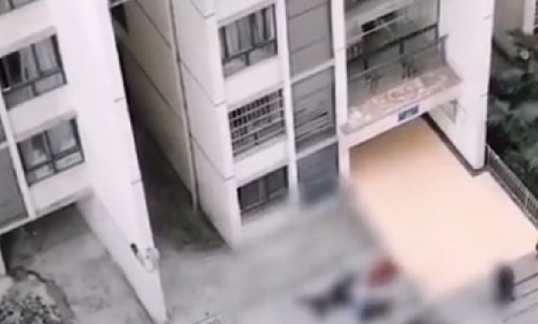 老翁跳下12樓意外砸中打電話男　他驚見路上躺著「兩具死屍」。（圖／翻攝自大陸《澎湃新聞》）