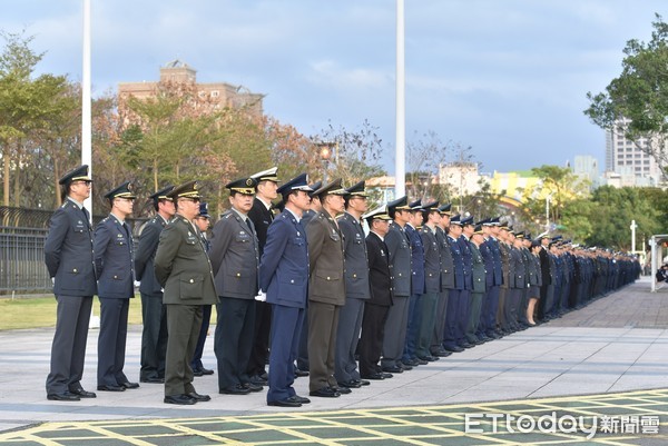 ▲▼0102黑鷹殉職將士移柩,國防部前致敬將官士官兵列隊準備中。（圖／記者李毓康攝）