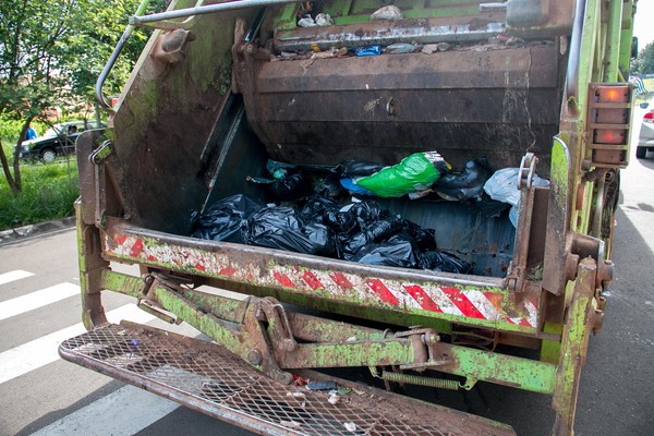 ▲▼建築工地看守員開垃圾車衝撞警察住家。（示意圖／取自免費圖庫Pixabay）