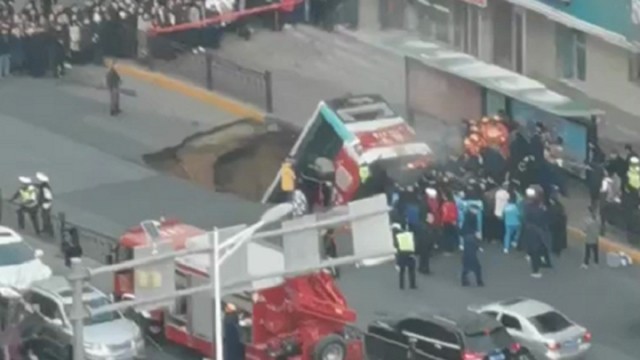▲▼ 青海西寧路面塌陷公車陷落。（圖／翻攝微博）
