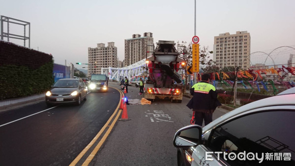 ▲▼機車過彎跨越雙黃線，遭對向混凝土車撞上爆頭慘死。（圖／民眾提供）