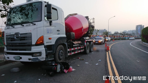 ▲▼機車過彎跨越雙黃線，遭對向混凝土車撞上爆頭慘死。（圖／民眾提供）