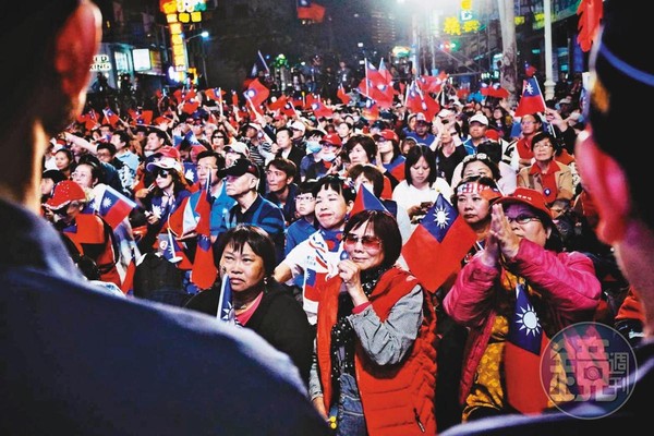 面對韓國瑜敗給蔡英文，群聚在高雄市競選總部前的韓粉難掩悲傷情緒，激動落淚。