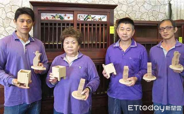 ▲藏金閣1月份拍賣會，推出材質優且古色古香的珍貴家具供競標及手作實木萌鼠手機架限時特賣。（圖／記者林悅翻攝）