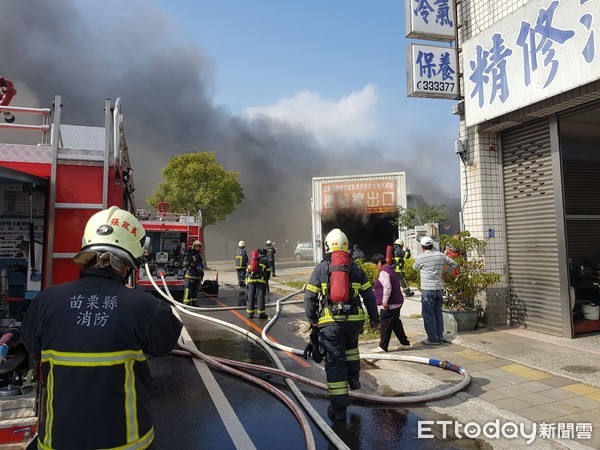 ▲苗栗國華路汽車烤漆廠驚傳火警，現場竄出濃厚黑煙。（圖／記者黃孟珍翻攝）