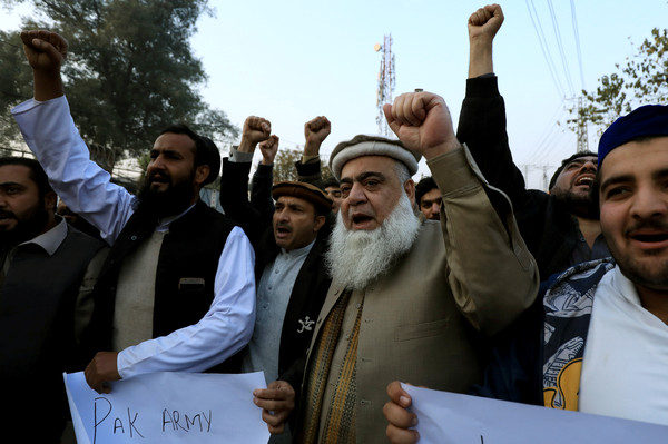 ▲巴基斯坦前總統、軍事領導人穆沙拉夫（Pervez Musharraf）因叛國罪被判處死刑，支持者在柏夏瓦（Peshawar）抗議。（圖／路透）