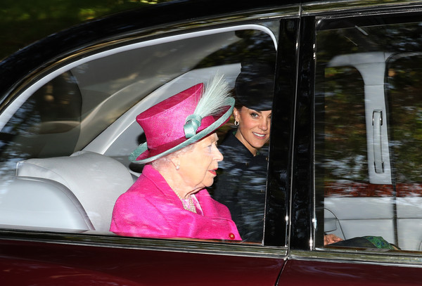 ▲▼Queen Elizabeth II alongside Duchess of Cambridge arrive at Crathie Kirk for the Sunday church service near Balmoral, where members of the royal family are currently spending their summer holidays.。（圖／達志）