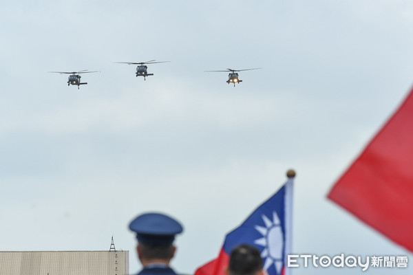 ▲黑鷹殉職將士公祭，黑鷹直昇機分列式。（圖／記者林敬旻攝）