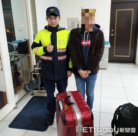 ▲日本留學生凌晨怕錯過班機拖著行李求助警方。（圖／蘆竹警分局提供）