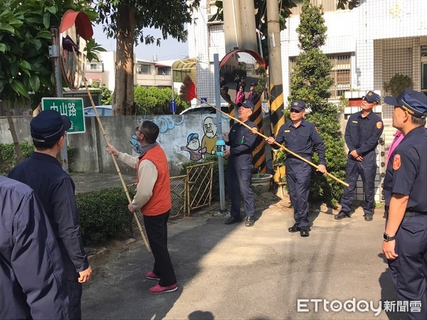 ▲台南市警善化分局、新化分局配合台南市警局，同步進行「擦亮安全的角落」活動，以免因反射鏡面汙穢積塵、模糊不清甚至毀損，恐讓駕駛人行車失去預警作用，致發生危險。（圖／記者林悅翻攝，下同）