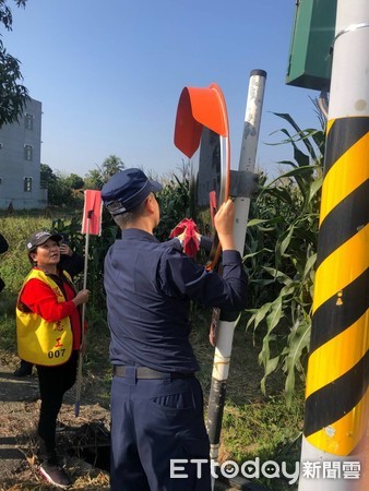 ▲台南市警善化分局、新化分局配合台南市警局，同步進行「擦亮安全的角落」活動，以免因反射鏡面汙穢積塵、模糊不清甚至毀損，恐讓駕駛人行車失去預警作用，致發生危險。（圖／記者林悅翻攝，下同）