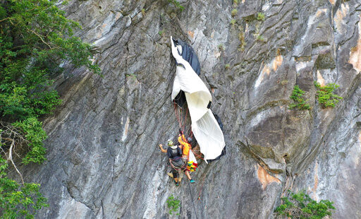 ▲▼奧地利男子格拉斯(Johannes Grasser)在泰國博達倫府跳傘時，慘被卡在峭壁上。（圖／達志影像／美聯社）