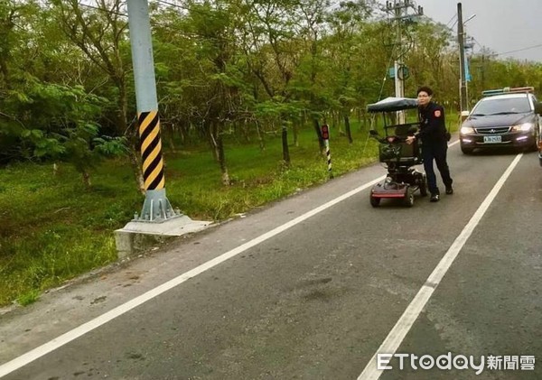 ▲屏東縣東港警分局崁頂分駐所警員陳俊儒、陳明正兩人，協助倪姓老翁將沒電的電動代步車到加油站充電，感動上千網友             。（圖／記者陳崑福翻攝）