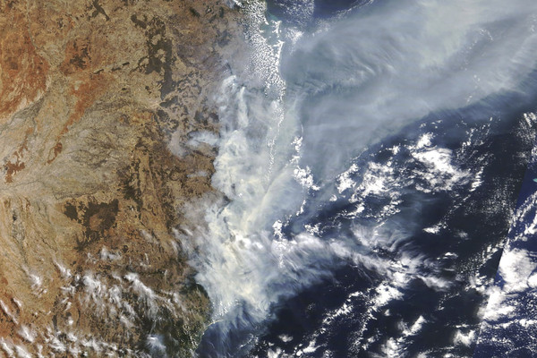 ▲▼澳洲野火火場產生大量煙塵，隨大氣氣流往東飄散。圖為2019/11/11衛星照片。（圖／達志影像／美聯社）