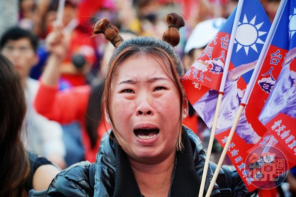許太太（化名）是高雄市議會議長許崑源的20年鐵粉，因許崑源讚賞韓國瑜，讓她成為韓粉，見票數差距大，不禁激動落淚。