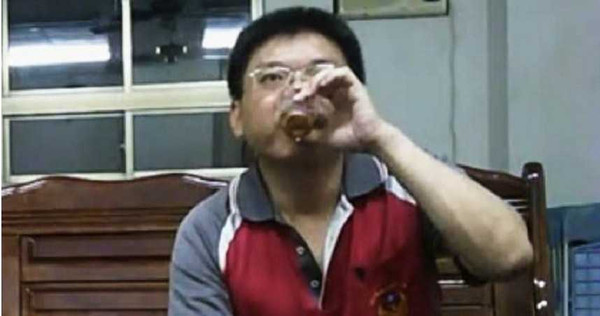 雙冬分隊陳姓小隊長多次在辦公室內喝酒，將嚴肅的公署當成小吃部暢飲。（圖／讀者提供）