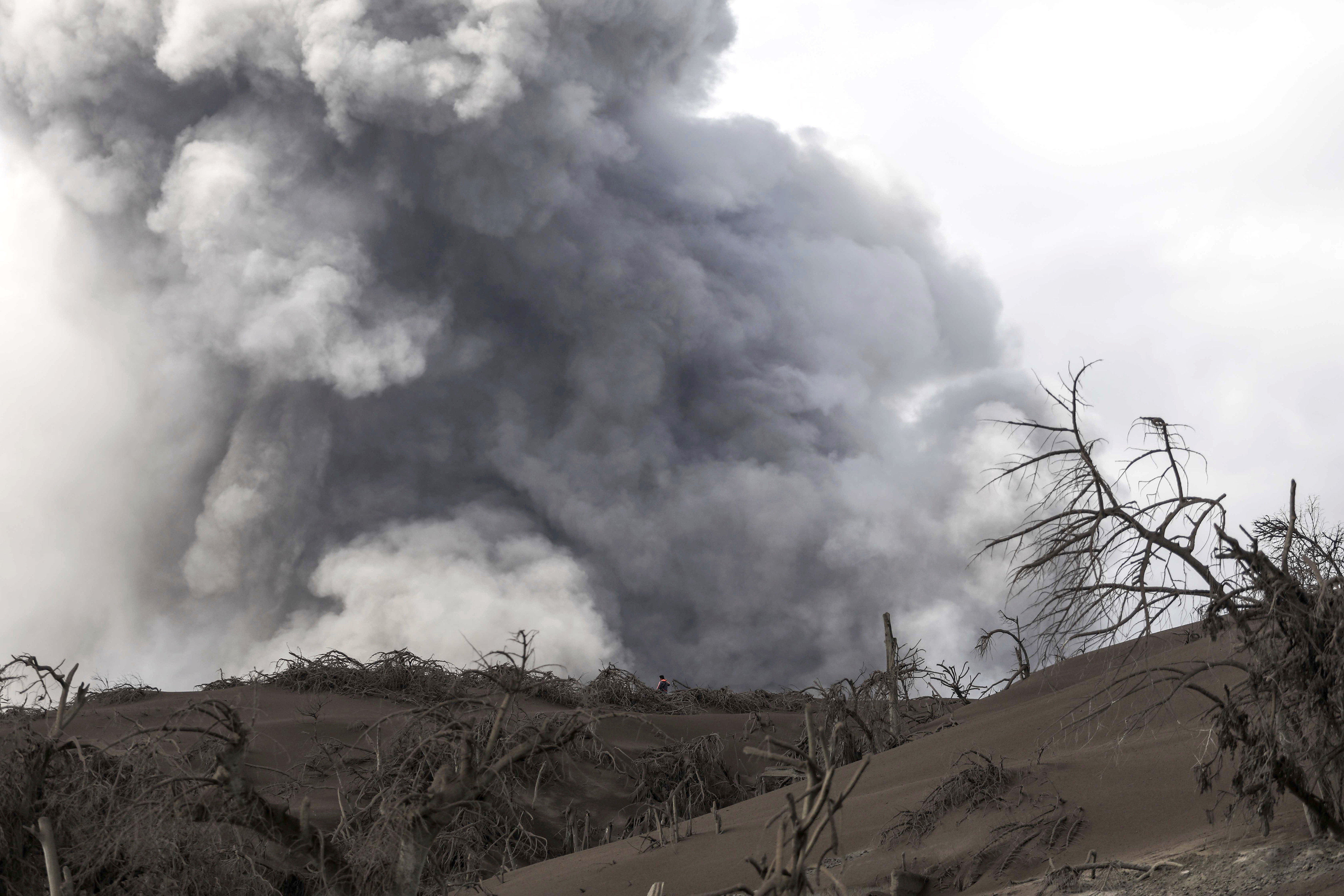 ▲▼菲律賓塔爾火山（Taal）12日噴出火山灰，預告一場更大規模的噴發。（圖／達志影像／美聯社）