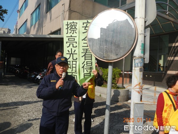 ▲台南市警白河、新營、第四分局等，出動員警及志工，在轄區擦亮反射鏡，提高路口視線死角預警效果。（圖／記者林悅翻攝，下同）