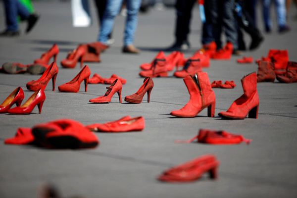 ▲墨西哥城市中心廣場放滿紅鞋，人權組織籲關注女性暴力。（圖／路透）