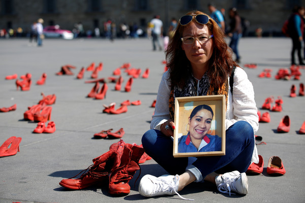 ▲▼墨西哥城市中心廣場放滿紅鞋，人權組織籲關注女性暴力。（圖／路透）