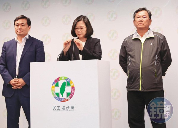 2018年11月九合一選舉大敗，蔡英文（中）率民進黨幹部洪耀福（左）和陳明文（右）向外界鞠躬道歉。