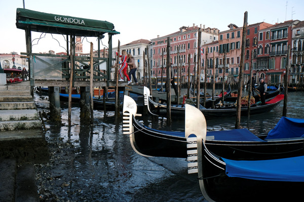 ▲威尼斯近日遭逢低潮，全城運河乾涸。（圖／路透）