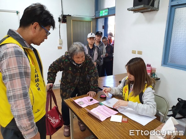 ▲▼9點鐘發放時間還未到，就已有許多民眾前往排隊領紅包。（圖／鳳林鎮公所提供，下同）